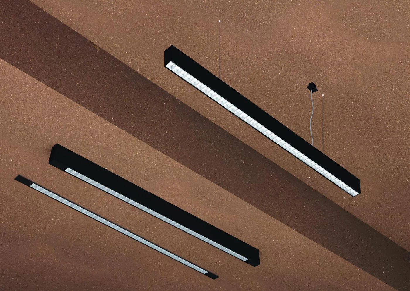 Rzeczywisty system profilowy Z60 ZAHO Lighting – czarne oprawy liniowe w ciepłej aranżacji wnętrza